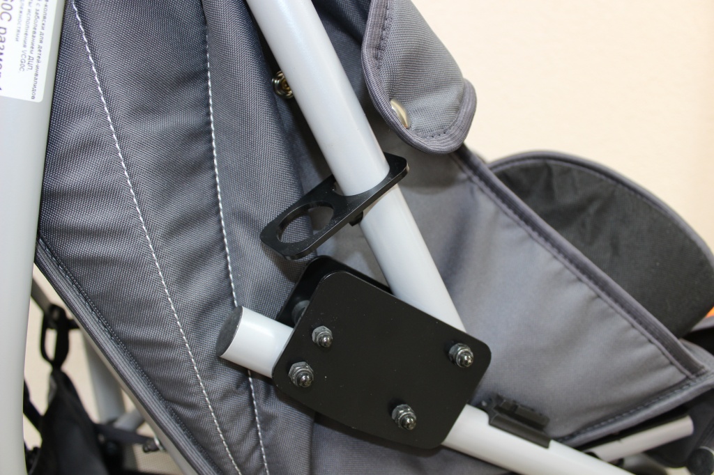 Коляска Абрелла_фиксатор рамы_ушко ра раму.JPG