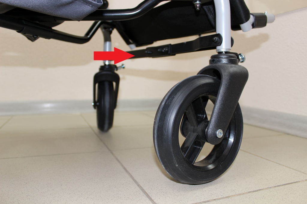 коляска Амбрелла_передний рычаг блокировки (со стрелкой).jpg
